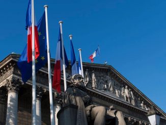 Palais Bourbon - La colonnade (fronton), drapeaux et la statue de Sully. (Photo : Assemblée nationale).