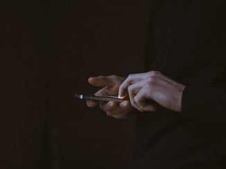 Une personne manipulant un smartphone dans le noir ( Photo : Unsplash).
