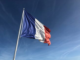 Le drapeau français au vent.