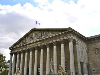 Le fronton du siège de l'Assemblée nationale française.