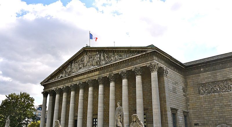 Le fronton du siège de l'Assemblée nationale française.