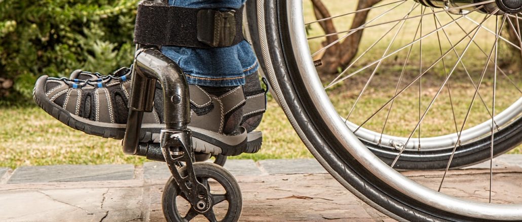 Un homme en fauteuil roulant.
