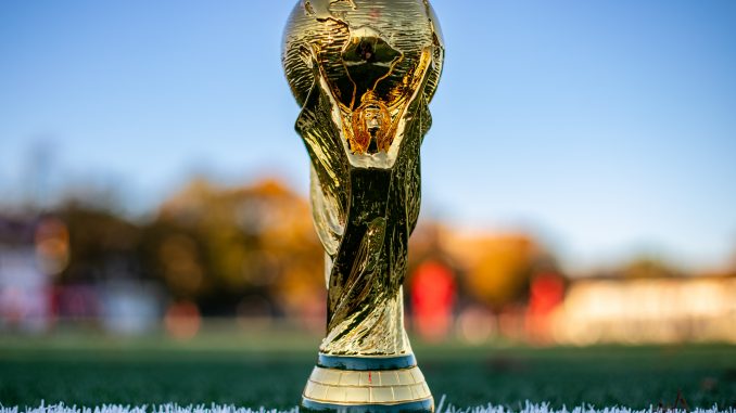 Le trophée de la coupe du monde.