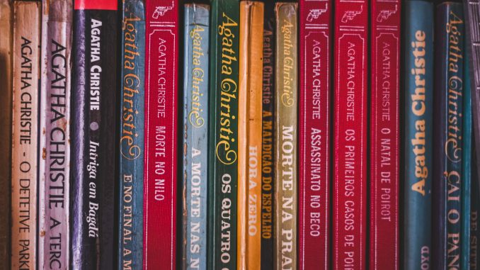 Des livres d'Agatha Christie sur l'étagère d'une bibliothèque.