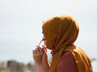 Une jeune femme qui porte l'abaya.