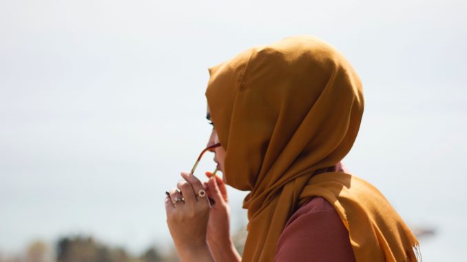 Une jeune femme qui porte l'abaya.